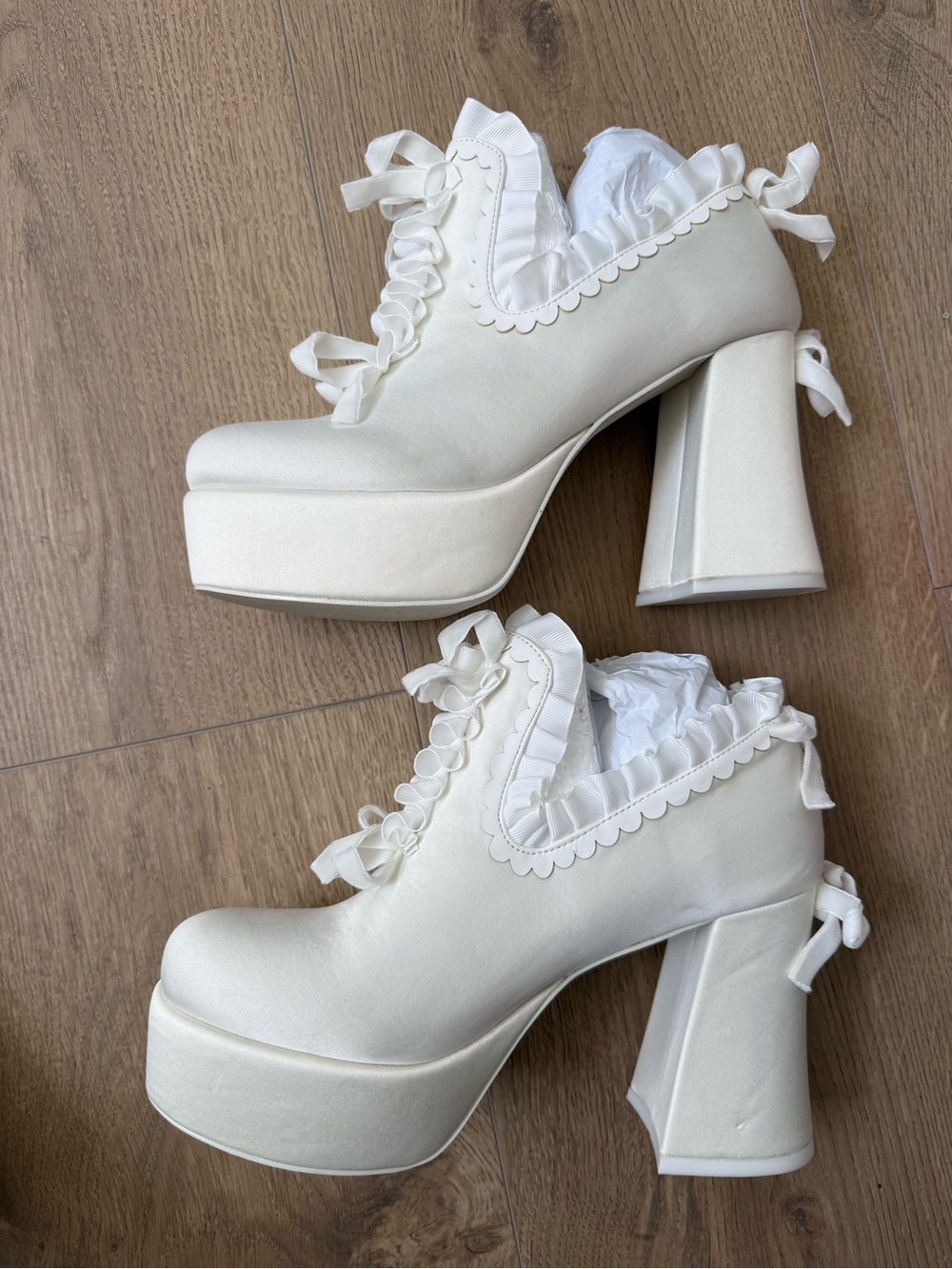 Dolls Kill Sugar Thrillz Rococo Platform Heels Ivory Satin Size 10 still in box
